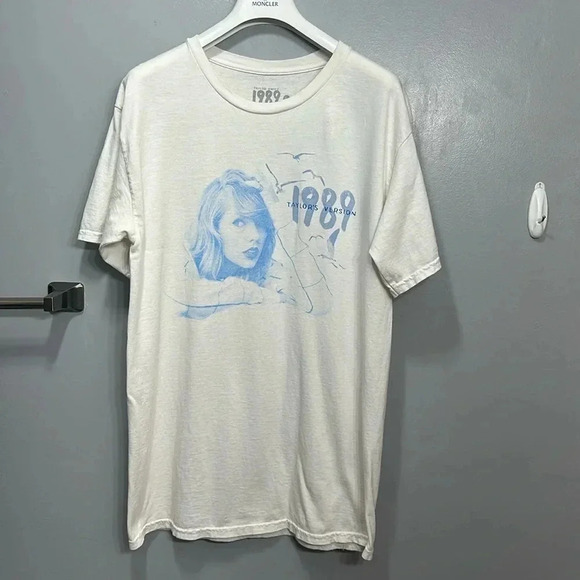 TAYLOR SWIFT Taylor’s Version 1989 Tour Off White Lg Concert S/S T-Shirt - Picture 1 of 16